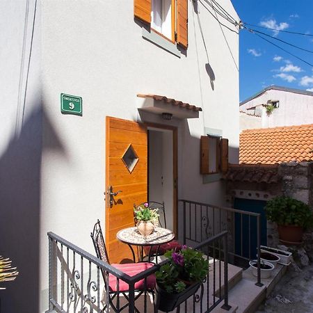 Holiday Home Smokovec Vrbnik Kültér fotó