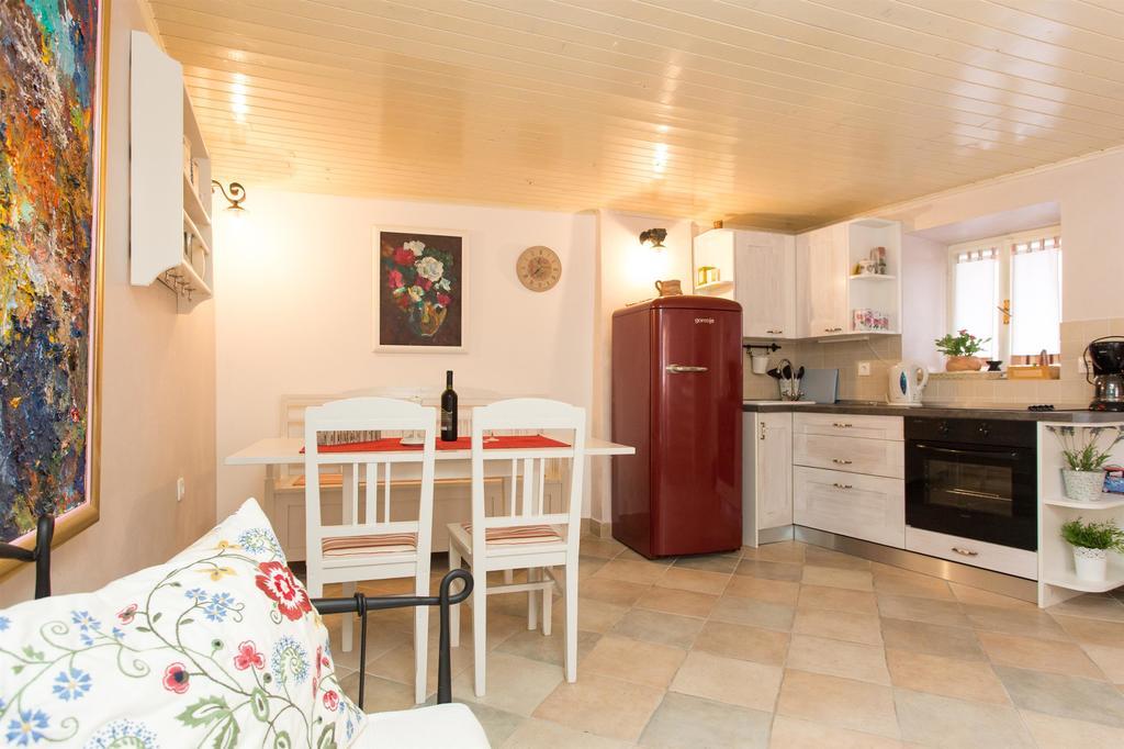 Holiday Home Smokovec Vrbnik Kültér fotó