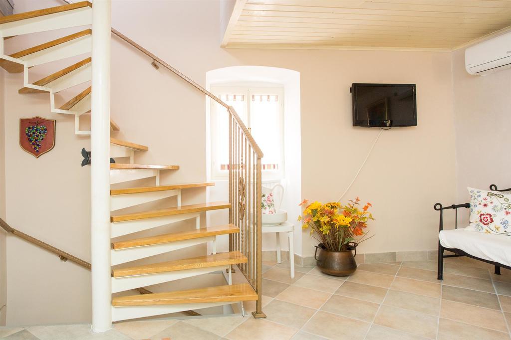 Holiday Home Smokovec Vrbnik Kültér fotó