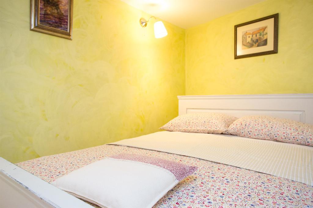 Holiday Home Smokovec Vrbnik Kültér fotó
