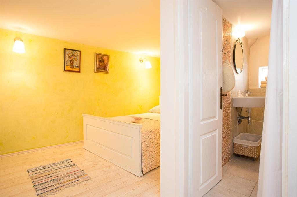 Holiday Home Smokovec Vrbnik Kültér fotó